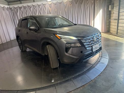 Used 2024 Nissan Rogue SV FWD image 3