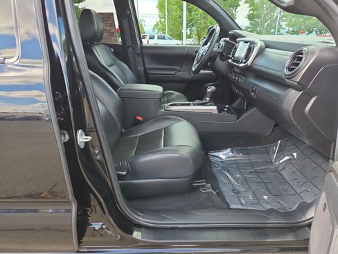 Used 2022 Toyota Tacoma Limited w/ Black Out Package (TMS) AWD/4WD image 22