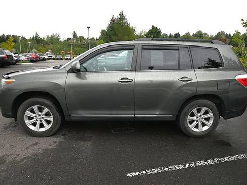 Used 2012 Toyota Highlander SE w/ Tow Pkg AWD/4WD image 2