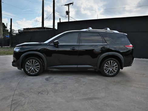 Used 2024 Nissan Pathfinder SL w/ SL Premium Package FWD image 7