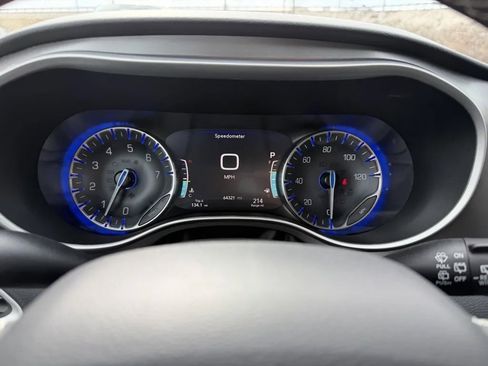 Used 2023 Chrysler Pacifica Touring-L image 18