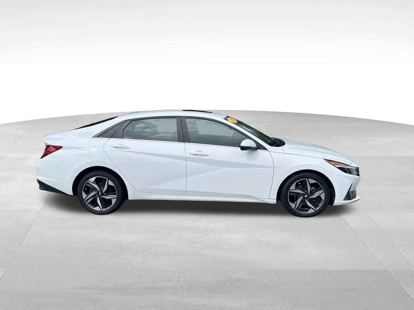 Used 2023 Hyundai Elantra Limited FWD image 3