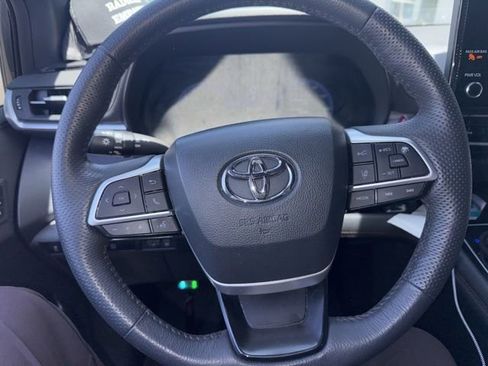 Used 2025 Toyota Sienna Platinum AWD/4WD image 8
