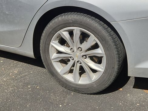 Used 2022 Chevrolet Malibu LT image 2