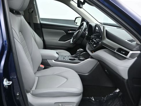 Used 2024 Toyota Highlander XLE image 11