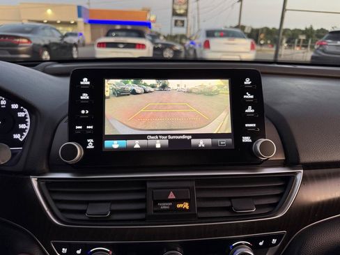 Used 2018 Honda Accord Touring image 16