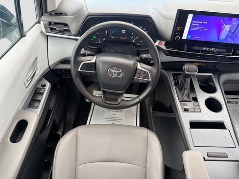Used 2025 Toyota Sienna XLE image 16