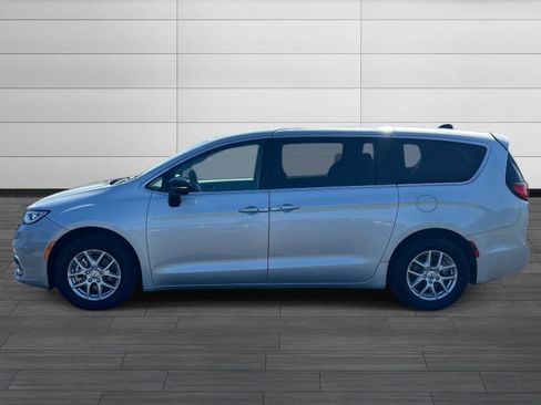 Used 2024 Chrysler Pacifica Touring-L FWD image 6
