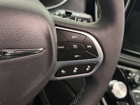 Used 2026 Chrysler Pacifica Limited FWD image 7