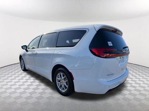 Used 2024 Chrysler Pacifica Touring-L FWD image 7