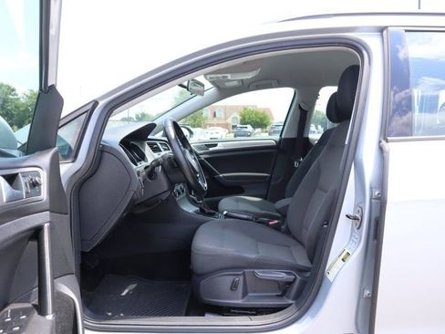Used 2017 Volkswagen Golf S image 9