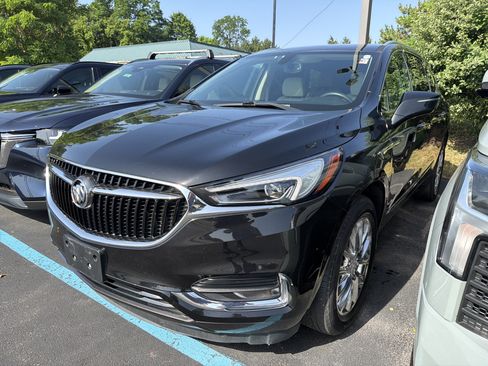 Used 2021 Buick Enclave Essence w/ Sound and Sites Package AWD/4WD image 4