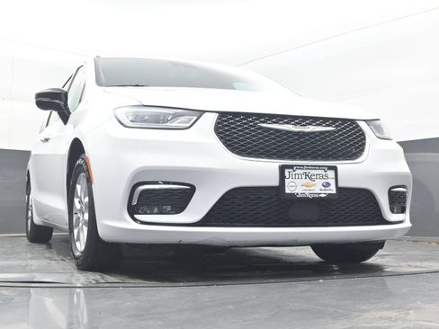 Used 2024 Chrysler Pacifica Touring-L FWD image 31