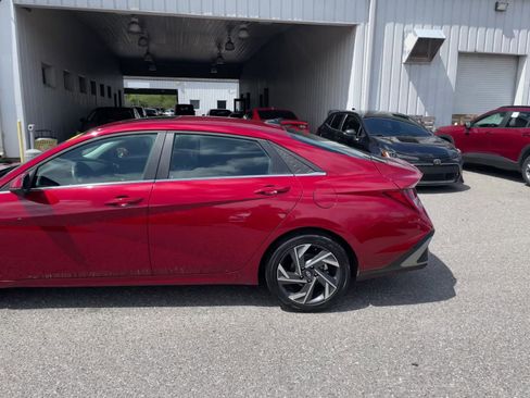 Used 2025 Hyundai Elantra Limited image 16