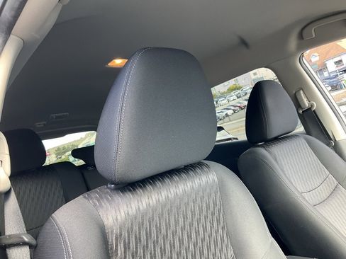 Used 2018 Nissan Rogue SV image 60