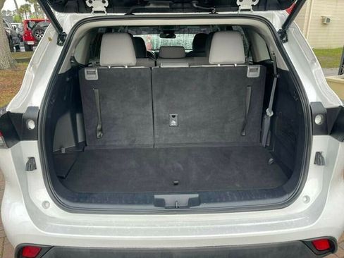 Used 2023 Toyota Highlander LE image 5