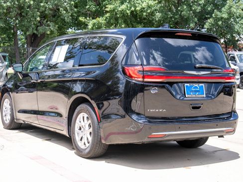 Used 2024 Chrysler Pacifica Touring-L FWD image 6