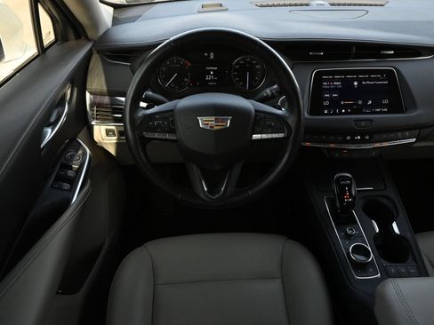 Used 2023 Cadillac XT4 Luxury w/ Cold Weather Package FWD image 10