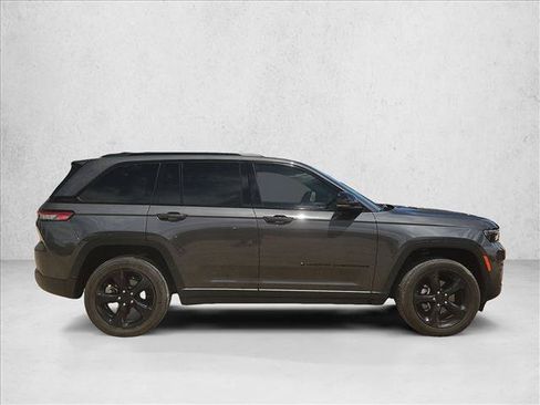 Used 2025 Jeep Grand Cherokee Altitude AWD/4WD image 4