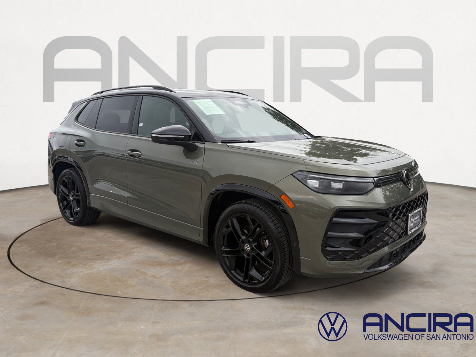 Certified 2026 Volkswagen Tiguan SE R-Line FWD image 1