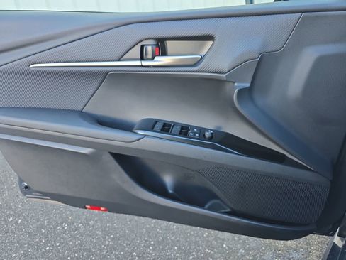 Used 2025 Toyota Camry SE image 32