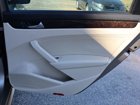 Used 2015 Volkswagen Passat TDI SEL Premium image 17