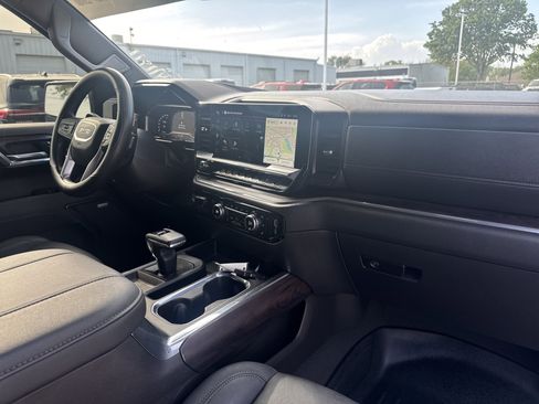 Used 2024 GMC Sierra 1500 SLT image 14