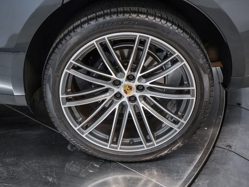 Certified 2024 Porsche Macan AWD/4WD image 13