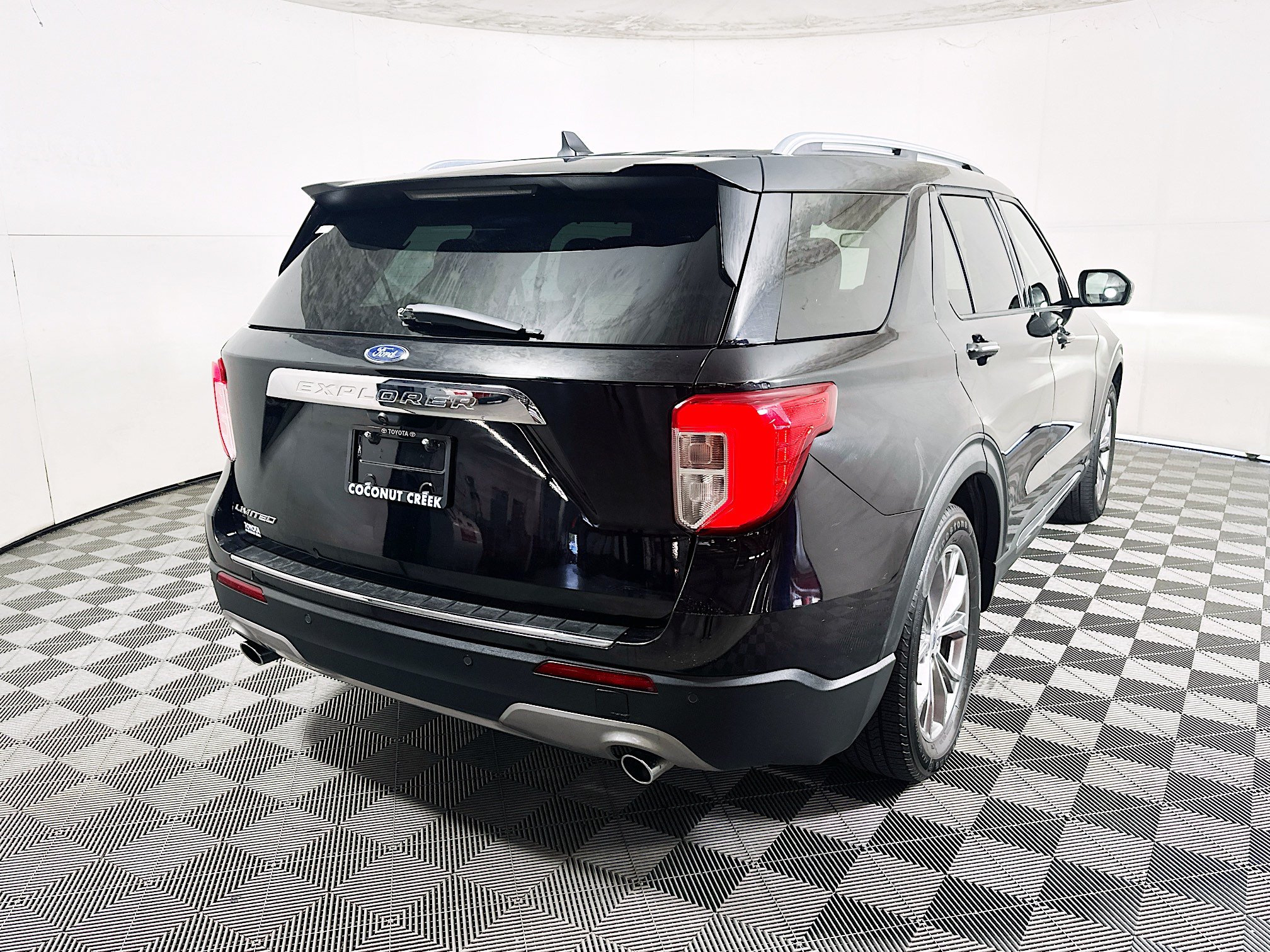 Used 2022 Ford Explorer Limited w/ Equipment Group 301A RWD image 3