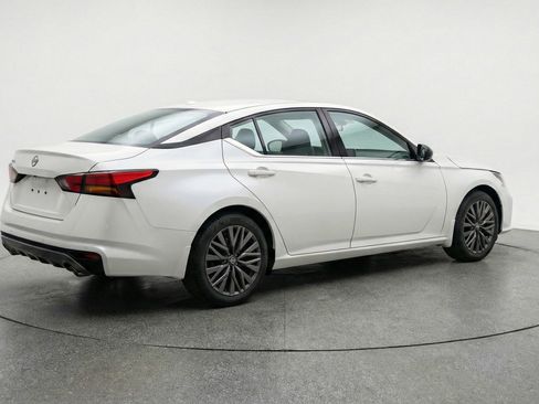 Used 2025 Nissan Altima 2.5 SV FWD image 9