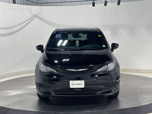 Used 2027 Chrysler Pacifica LX FWD image 3