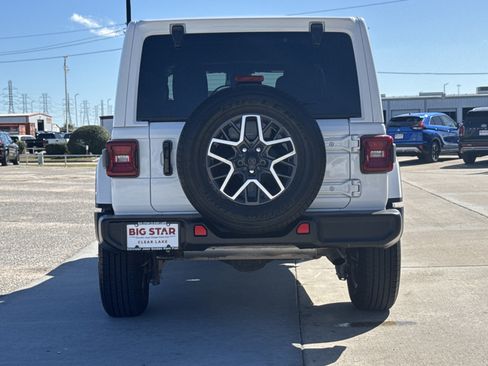 Used 2024 Jeep Wrangler Sahara image 18