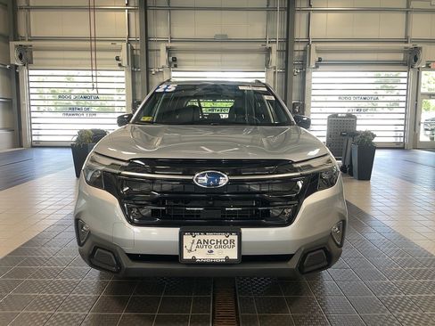 Used 2025 Subaru Forester Touring AWD/4WD image 2