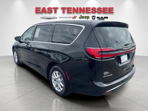 Used 2024 Chrysler Pacifica Touring-L FWD image 5