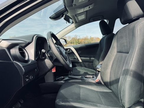 Used 2018 Toyota RAV4 LE image 8