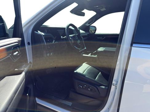 Used 2025 GMC Yukon XL Denali AWD/4WD image 10