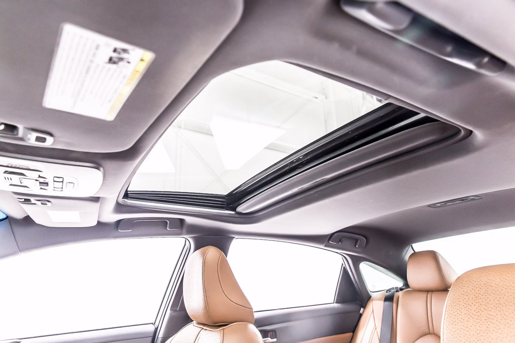 Used 2019 Toyota Avalon Limited FWD image 17