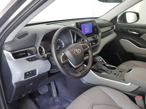 Used 2023 Toyota Highlander XLE AWD/4WD image 11