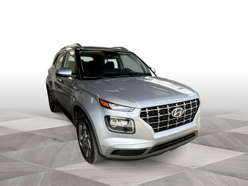 Used 2025 Hyundai Venue SEL FWD image 2