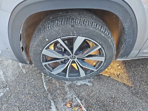 Used 2024 Volkswagen Atlas Cross Sport SEL Premium R-Line image 2