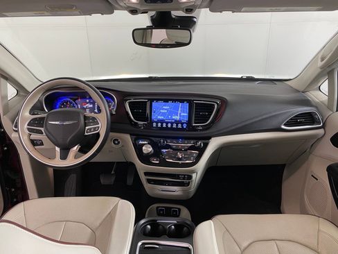Used 2017 Chrysler Pacifica Limited image 16