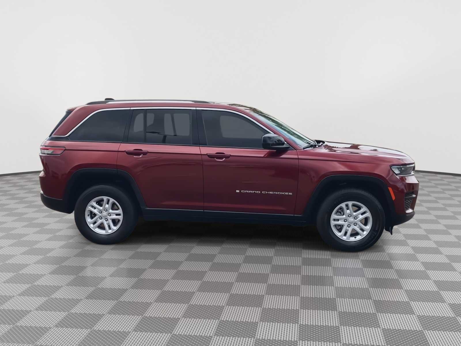 Used 2023 Jeep Grand Cherokee Laredo AWD/4WD image 9