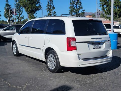 Used 2014 Chrysler Town & Country Touring image 6
