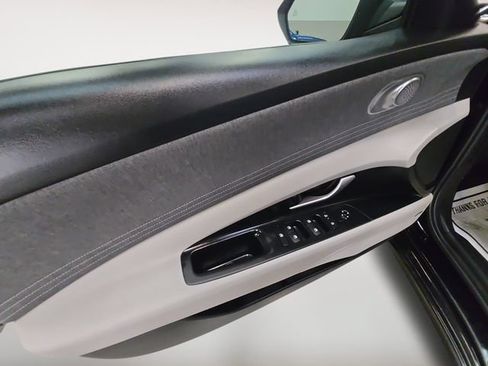Certified 2025 Hyundai Elantra Limited FWD image 10