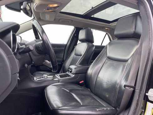 Used 2017 Chrysler 300 C image 23