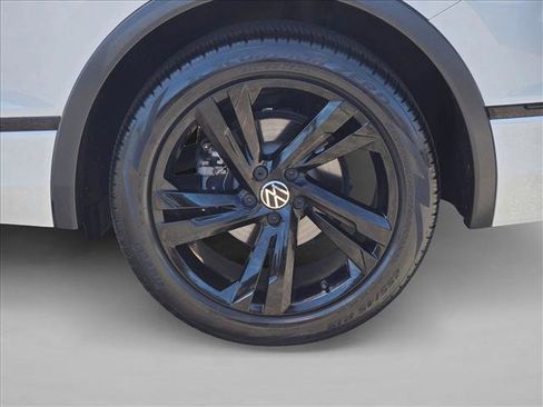 Used 2023 Volkswagen Tiguan SE R-Line image 23