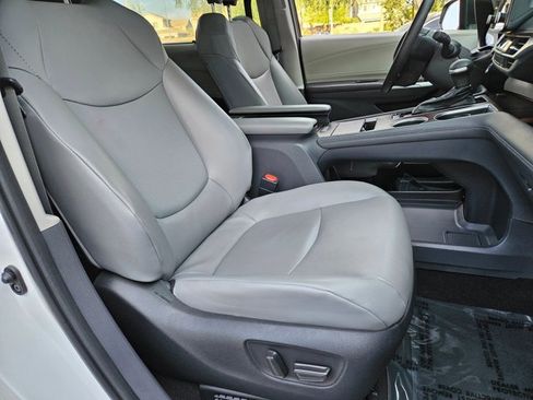 Used 2022 Toyota Sienna XLE FWD image 20