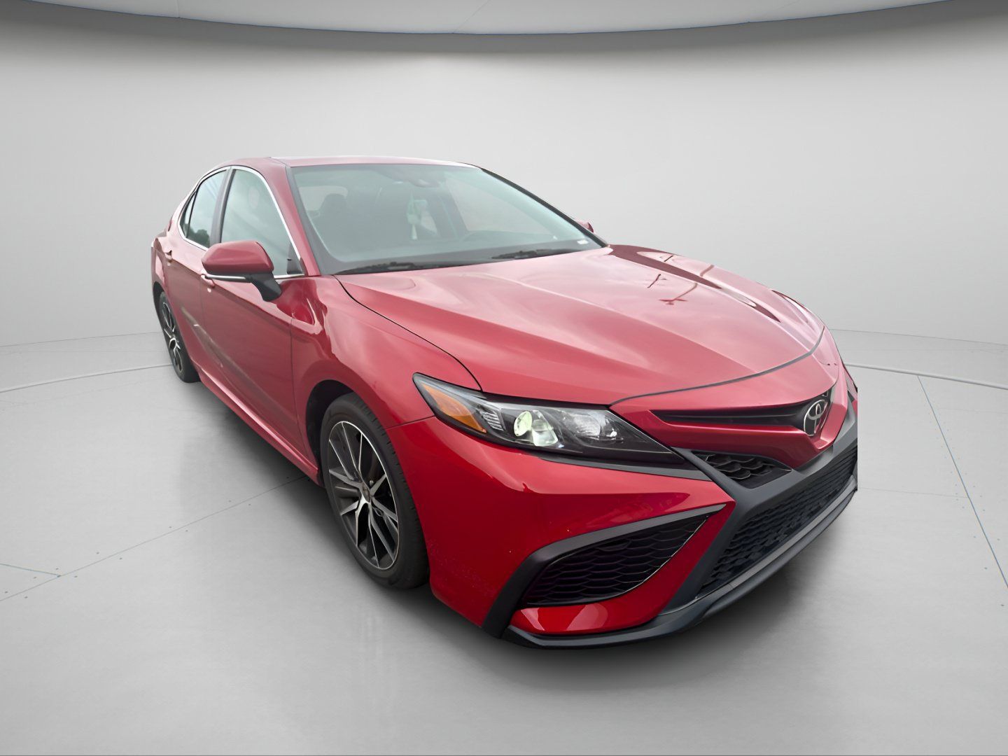 Used 2021 Toyota Camry SE w/ Convenience Package FWD image 3