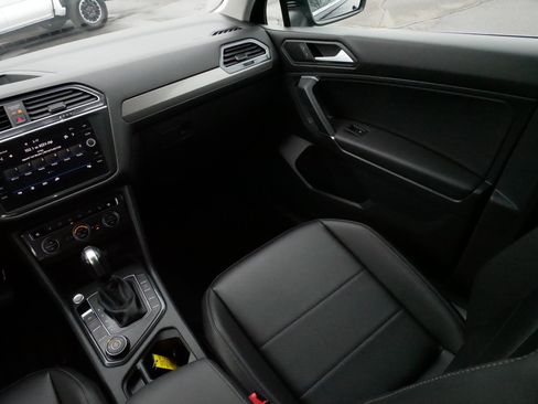 Certified 2020 Volkswagen Tiguan SE w/ Panoramic Sunroof Package image 11