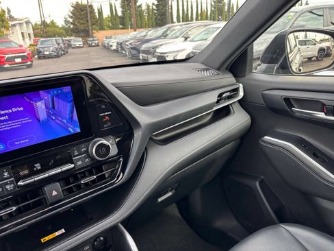 Used 2024 Toyota Highlander XSE FWD image 34